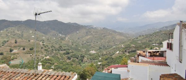 AX1082 – Casa Puerta Azúl, village house, Sayalonga