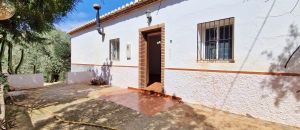 AX1217 – Casa Robles, country house on its own, near Comares