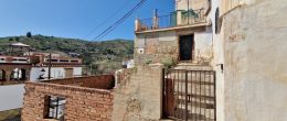 AX1246 – Casa Reyes, village house with outside space, to reform, Cutar