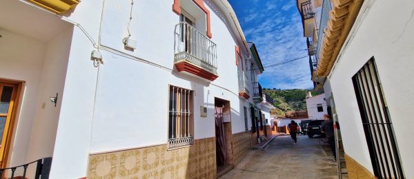 AX1269 – Casa Larios, large village house, Salto del Negro (Benamargosa)