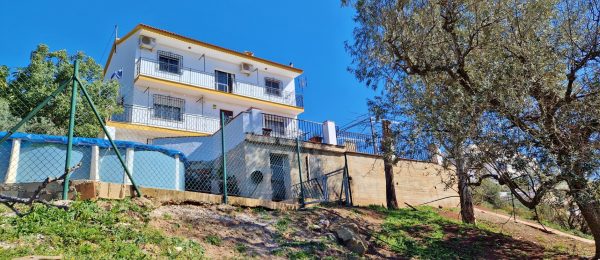 AX1233 – Casa Irene, large country house, on edge of Comares village