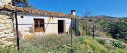 AX1304 – Casa Nicoleta, country house to renovate above Triana, Velez-Malaga