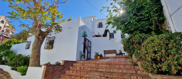 AX1308 – Casa Jorge, rustic village house with separate guest let, Comares