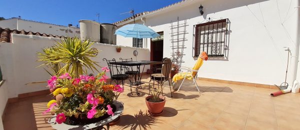 AX1092 – Casa Barrero, village house with private parking, patio garden and terrace, Colmenar