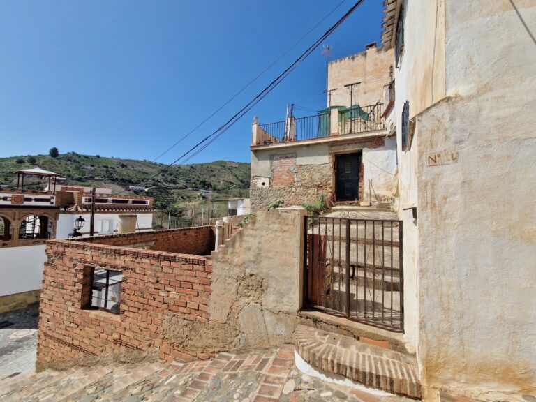 Casa Reyes, village house with outside space, to reform, Cutar
