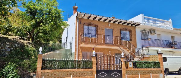 AX1312 – Casa Ramirez, terraced house with patio garden, near Viñuela