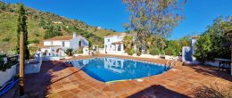 AX1316 – Cortijo de Sueños, three rustic country houses, near Comares