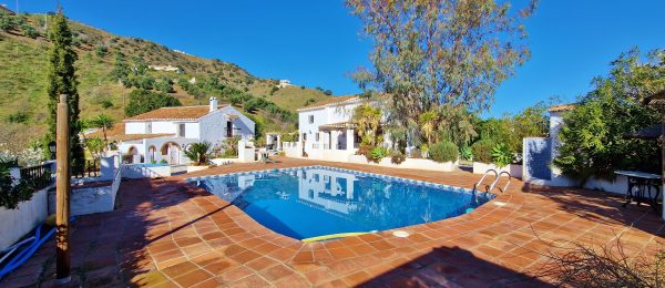 AX1316 – Cortijo de Sueños, three rustic country houses, near Comares