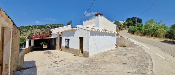 AX1321 – Casa Gaspar, country house to renovate, Comares/Colmenar area