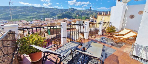 AX1370 – Casa Esquinilla, 3 bedroom apartment in historic building, Benamargosa village