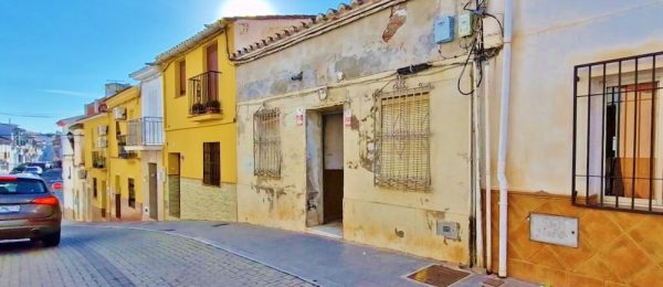 AX1369 – Casa Pizarra, village house to restore with garden, Velez-Malaga