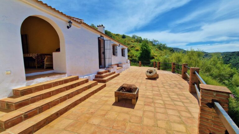 Cortijo Salazar, beautiful country house in the mountains, Montes de Malaga area – expansion possible