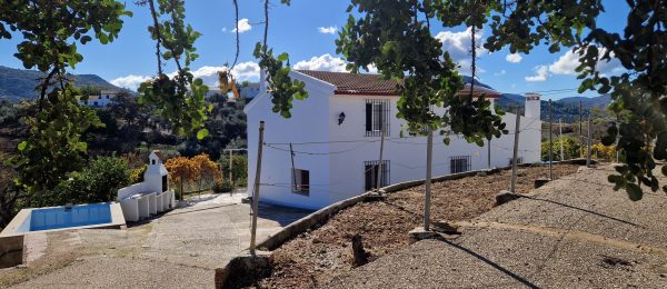 AX1412 – Finca Molina, beautiful country house with large barn, near Comares/Riogordo