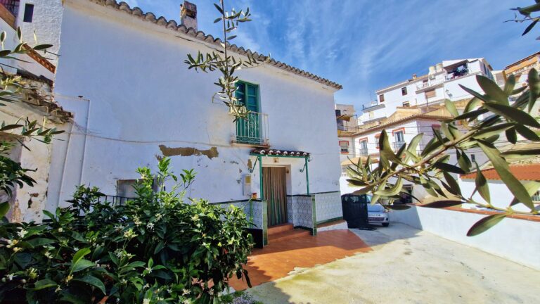 Casa Baja, Almachar village