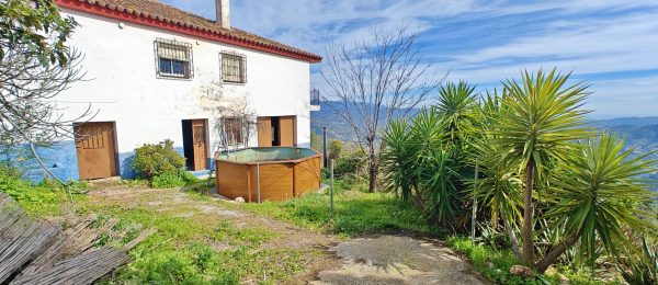 AX1424 – Casa Los Pinos, large house on outskirts of Comares